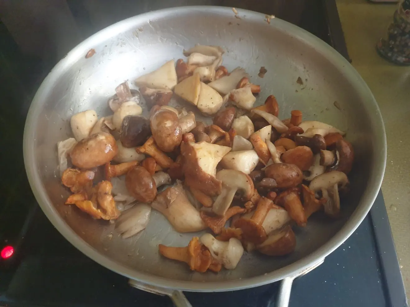 Mushroom Ragout with Bread Dumplings (&amp;#39;Rahmschwammerl mit Semmelknödeln ...