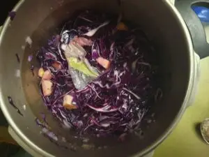 Braising red cabbage