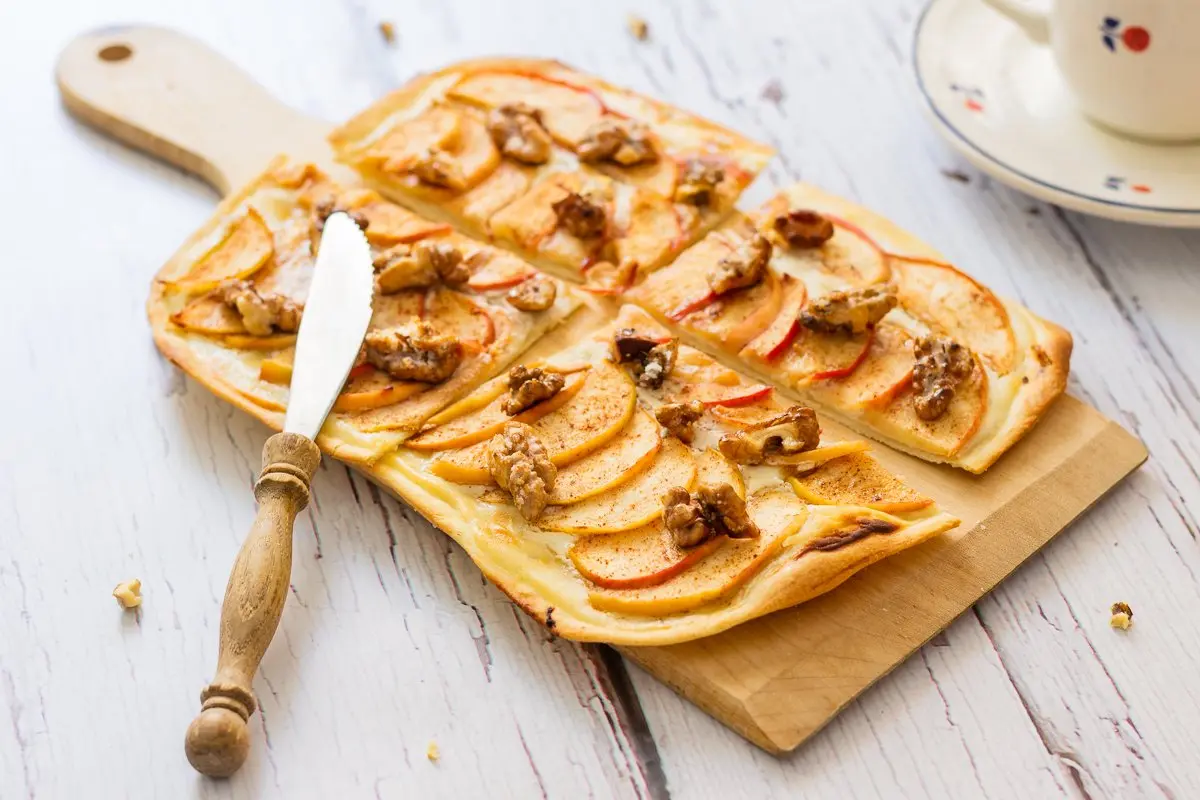Apple Flammkuchen ('Apfel-Flammkuchen')