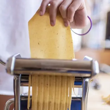 Cutting noodles with a pasta machine