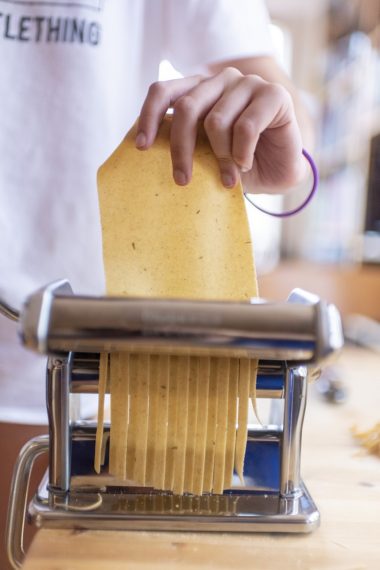 Cutting noodles with a pasta machine