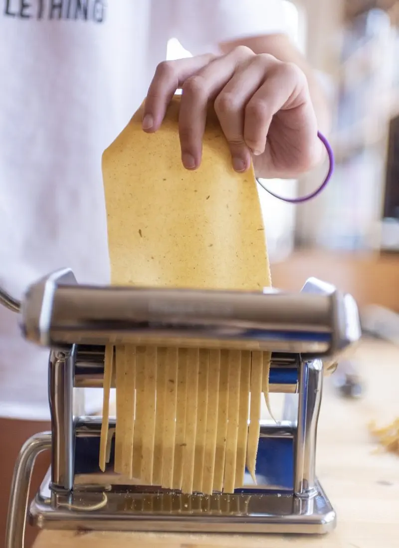 Cutting noodles with a pasta machine