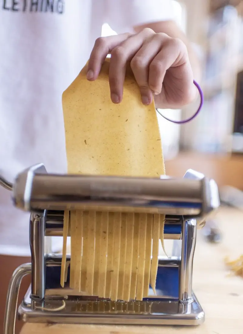 Cutting noodles with a pasta machine