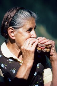 Women eating Abendbrot