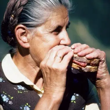 Women eating Abendbrot