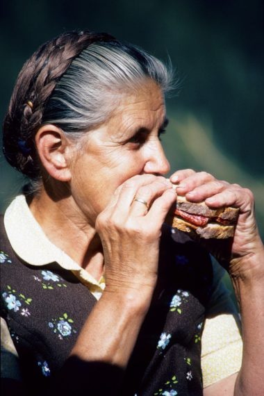Women eating Abendbrot