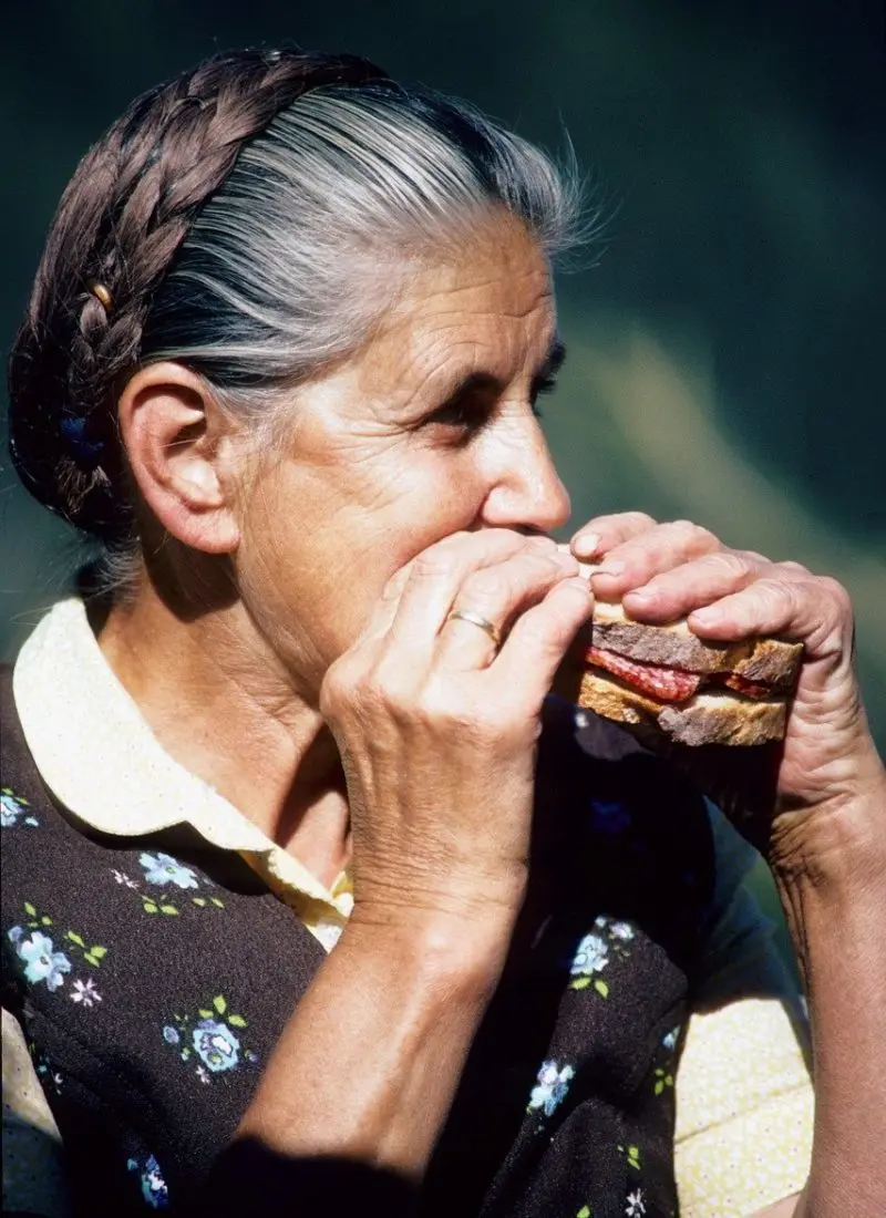 Women eating Abendbrot