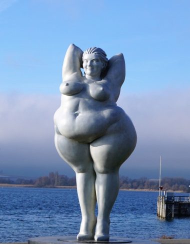 obese women as statue