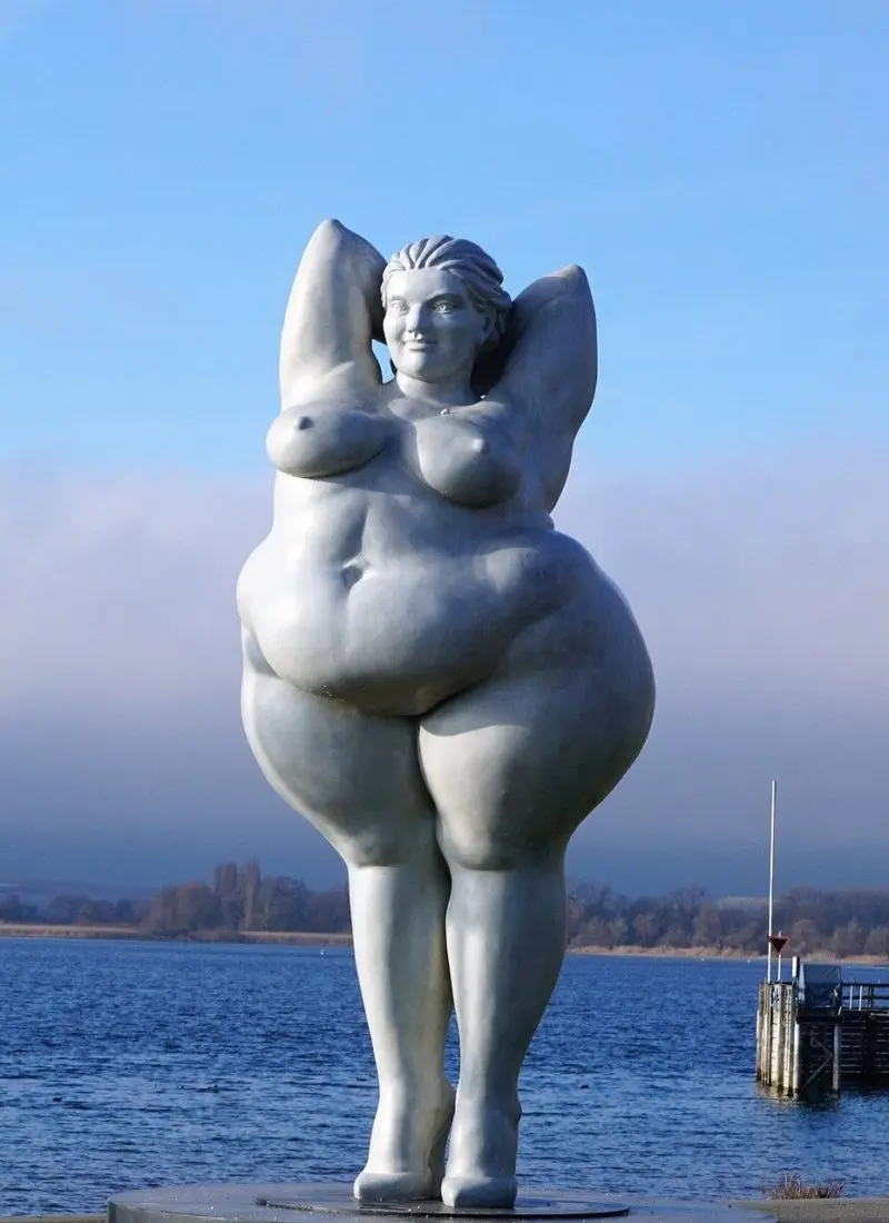 obese women as statue