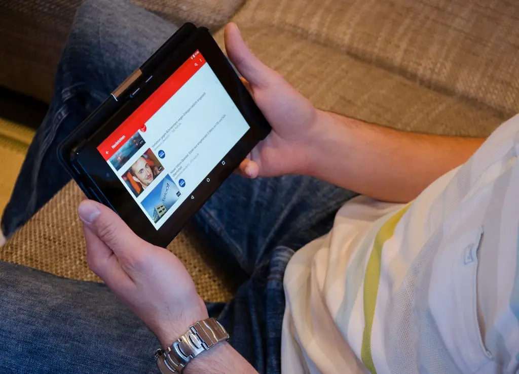 Person reading the news on ipad