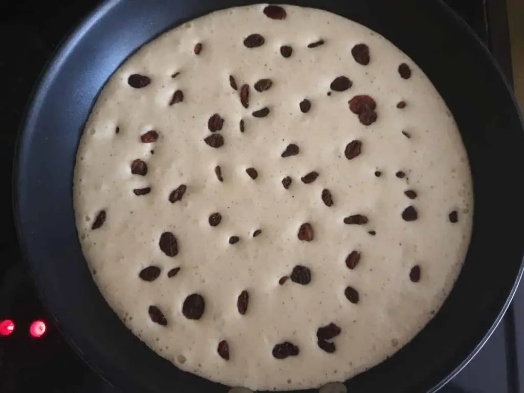Frying the pancake in the pan
