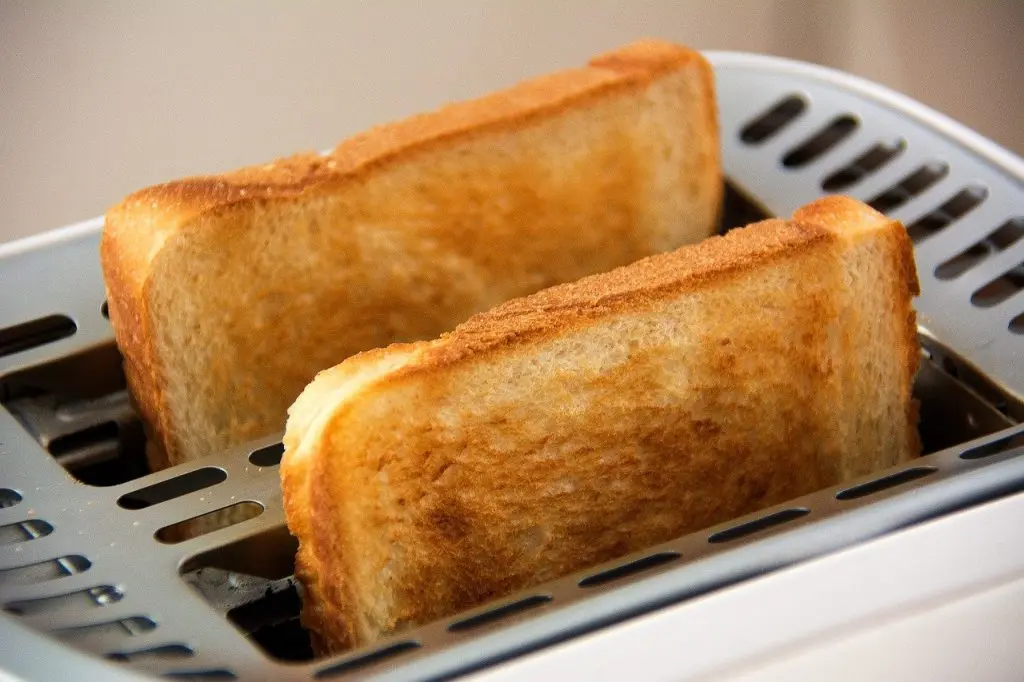 toast bread in toaster