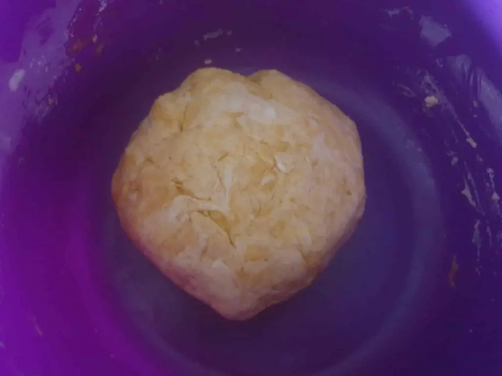Mixed quark-oil dough