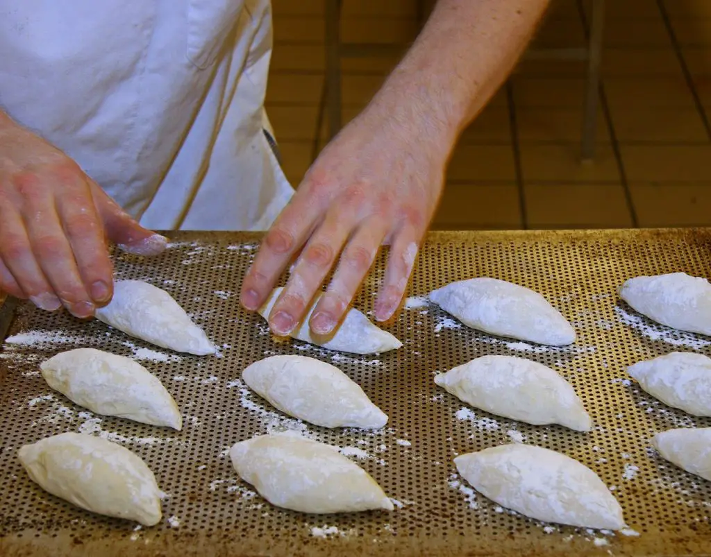 Shaping bread rolls