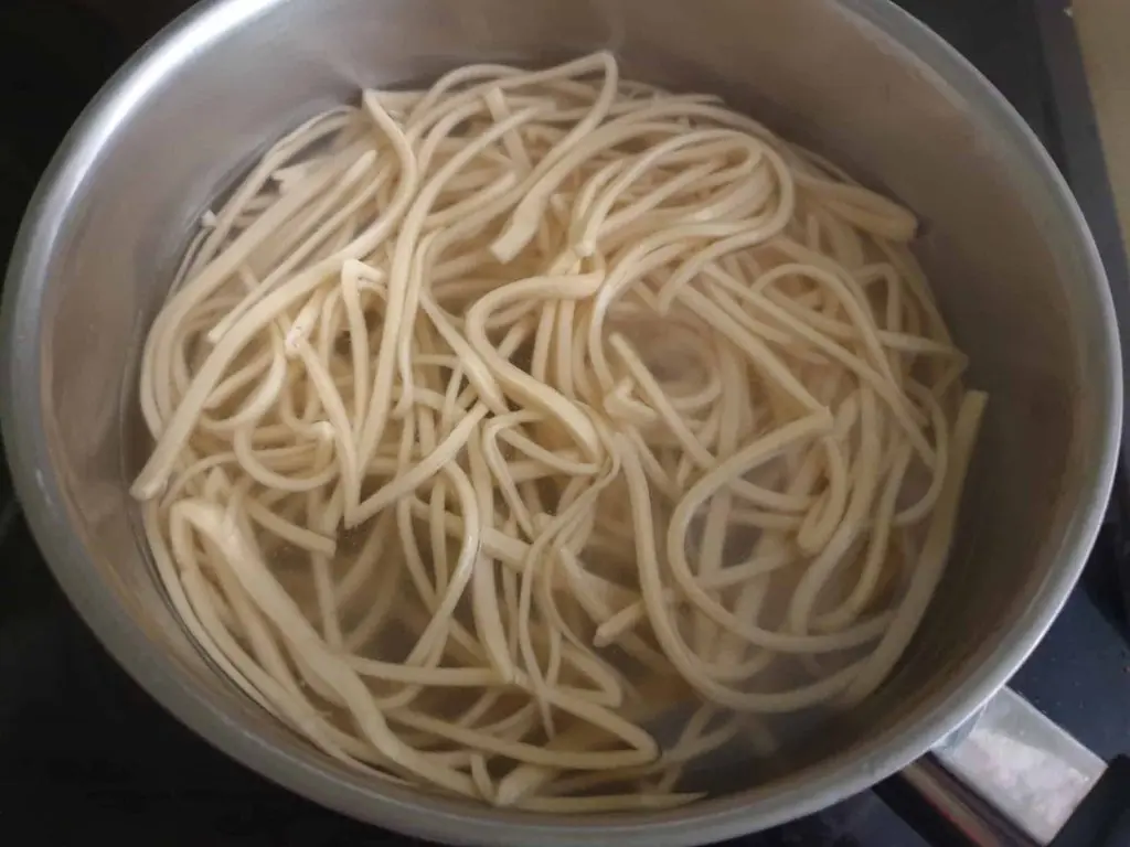 Kochen der schwäbischen Eiernudeln