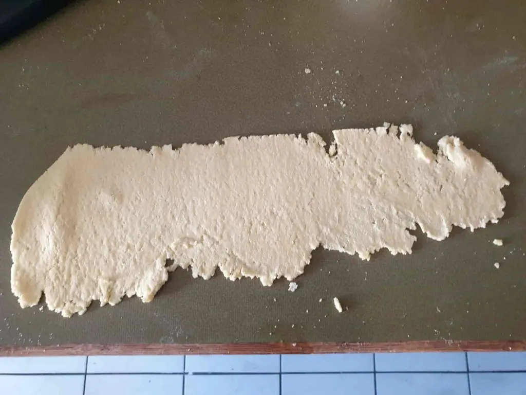 Crumbly and dry noodle dough