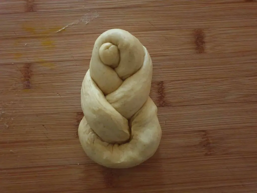 Braided bread roll from one strang