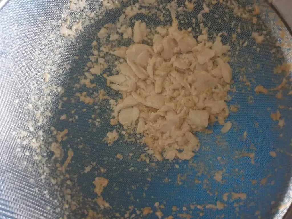 Broken pieces of emmer gluten