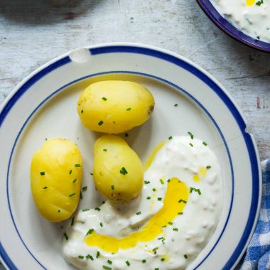 Potatoes with flaxeed oil and quark