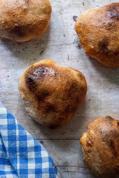 Dinkelknauzen (Spelt water bread rolls)
