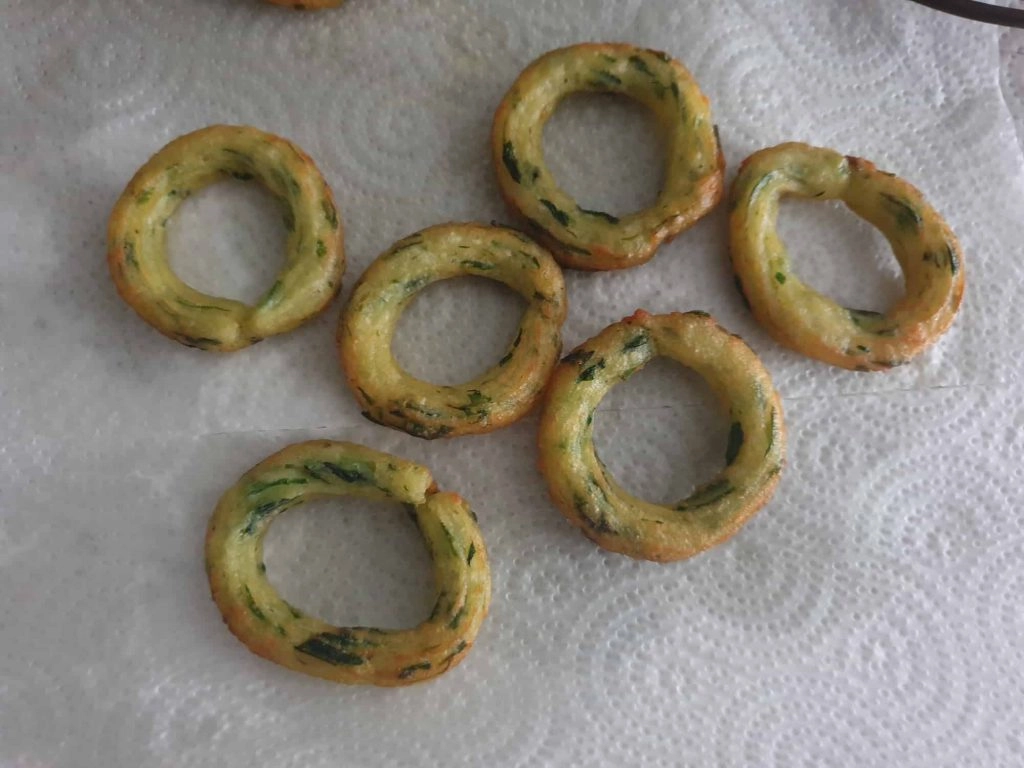Draining the potato beignets with wild garlic on paper towels