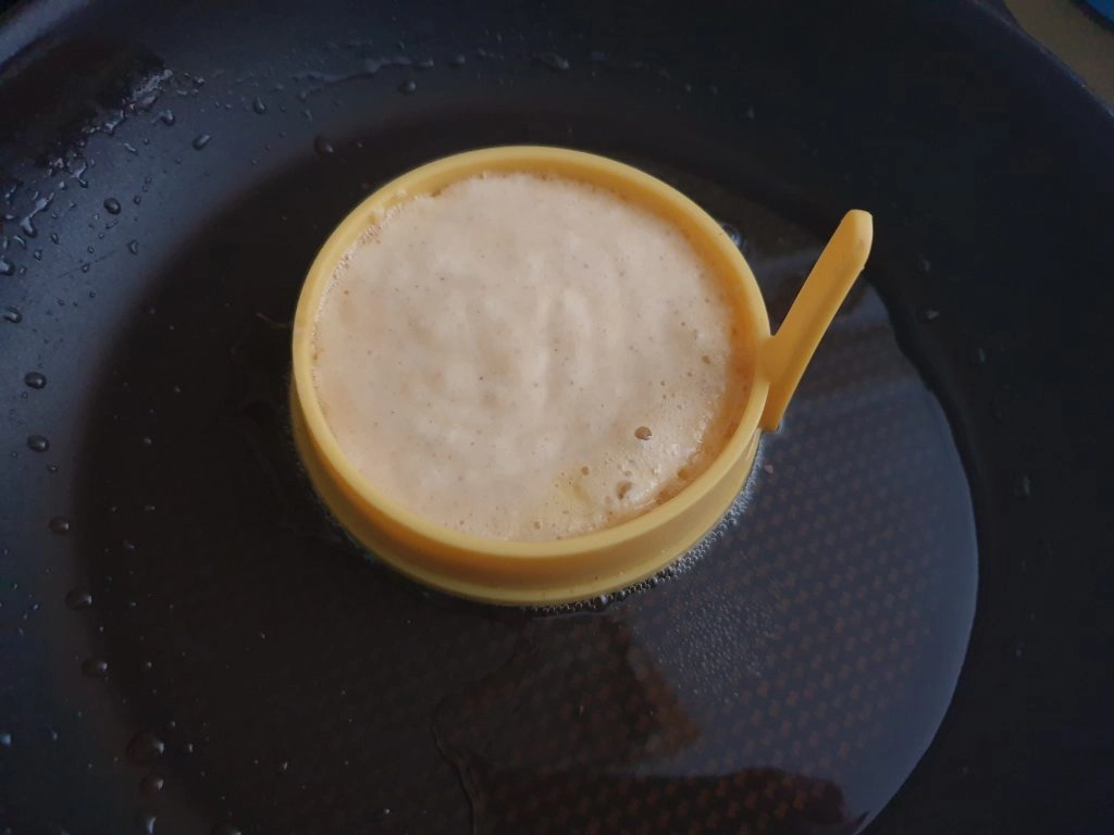 Frying Liwanzen in mold